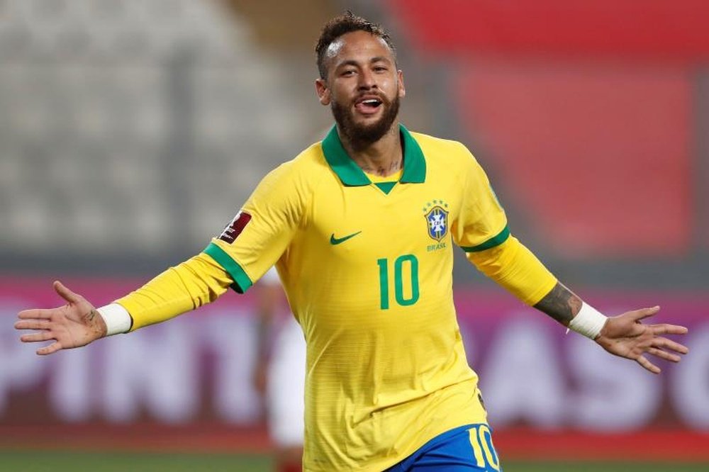 Todo el equipo arbitral estuvo de acuerdo en el penalti pitado sobre Neymar. EFE