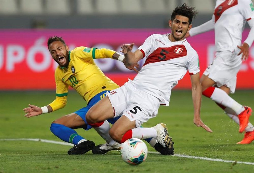 Neymar é um dos melhores do mundo, mas é um palhaço, diz zagueiro do Peru. EFE