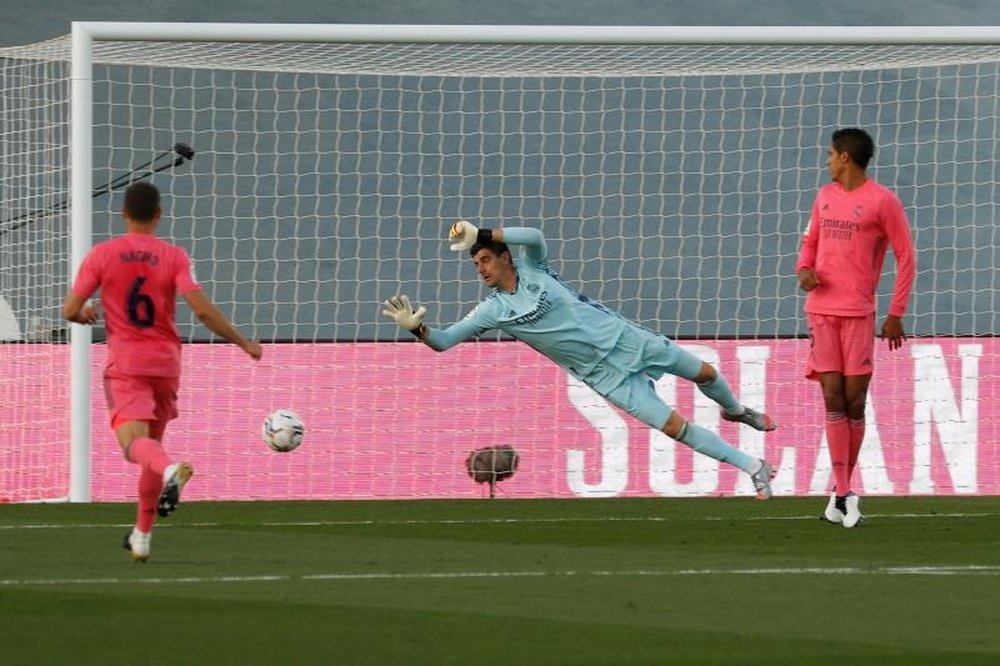 Courtois was critical of his team in the first half. EFE