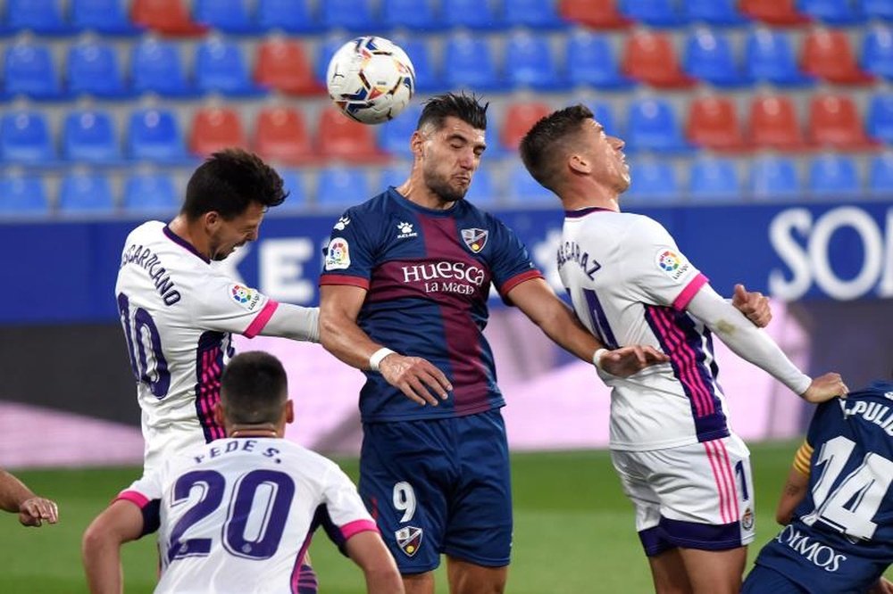 Rafa Mir y Sandro amenazan al líder. EFE