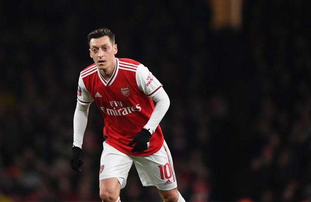 Özil está fora da lista do Arsenal para a Champions. EFE/EPA/FACUNDO ARRIZABALAGA/Arquivo