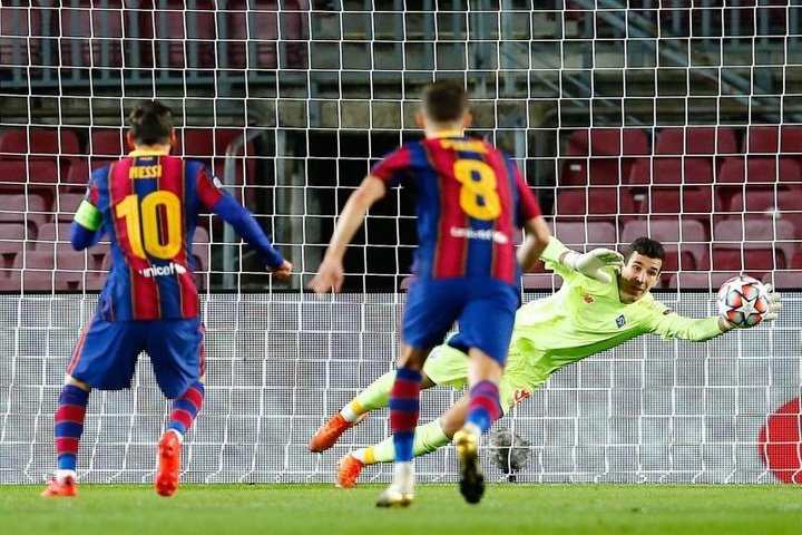 Barcelona mantém 100% na Champions em noite de goleiros