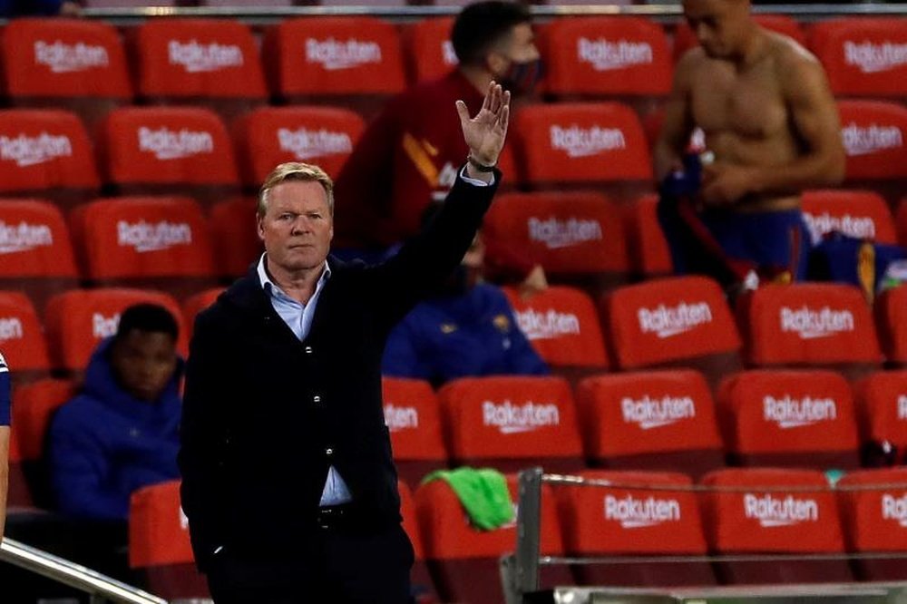 Koeman passou por uma coletiva de imprensa após a vitória. EFE/Alberto Estévez