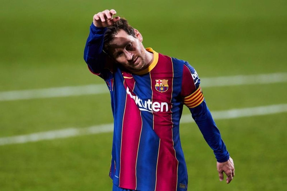 Un arbitre remet Lionel Messi à sa place. afp