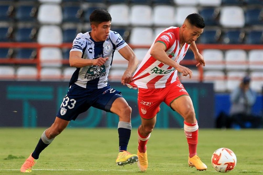 Fantasean con el nuevo propietario de Necaxa. EFE