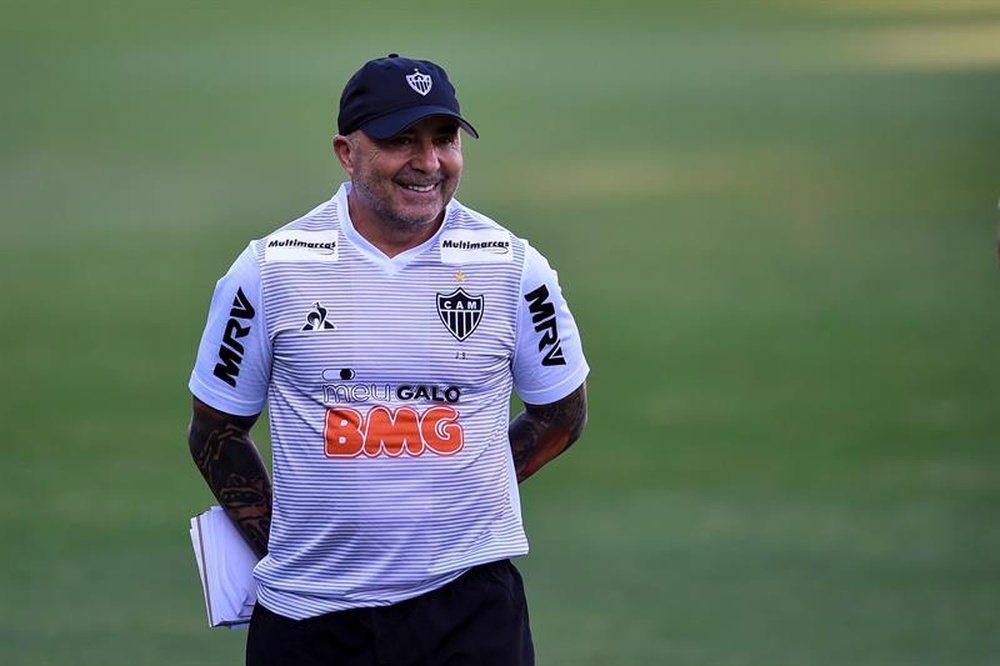 Sampaoli pode ser punido por presença no Mineirão e uso de celular na goleada contra o Flamengo? EFE
