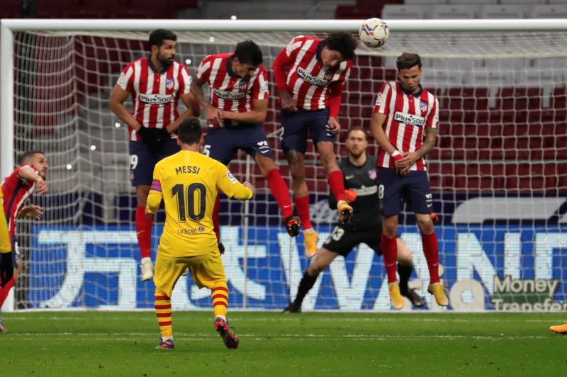 Lanzamiento de falta de Messi ante el Atlético