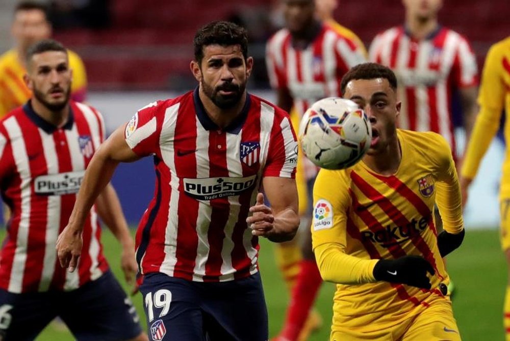 Diego Costa volvió y recriminó una acción al árbitro. EFE