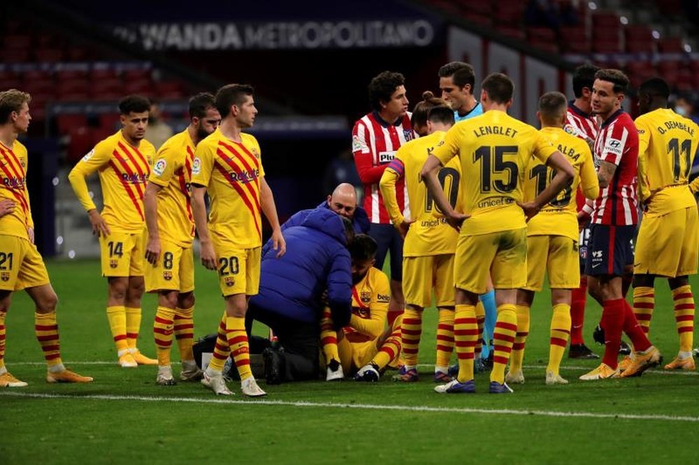 Pique was injured in the loss against Atletico Madrid. EFE