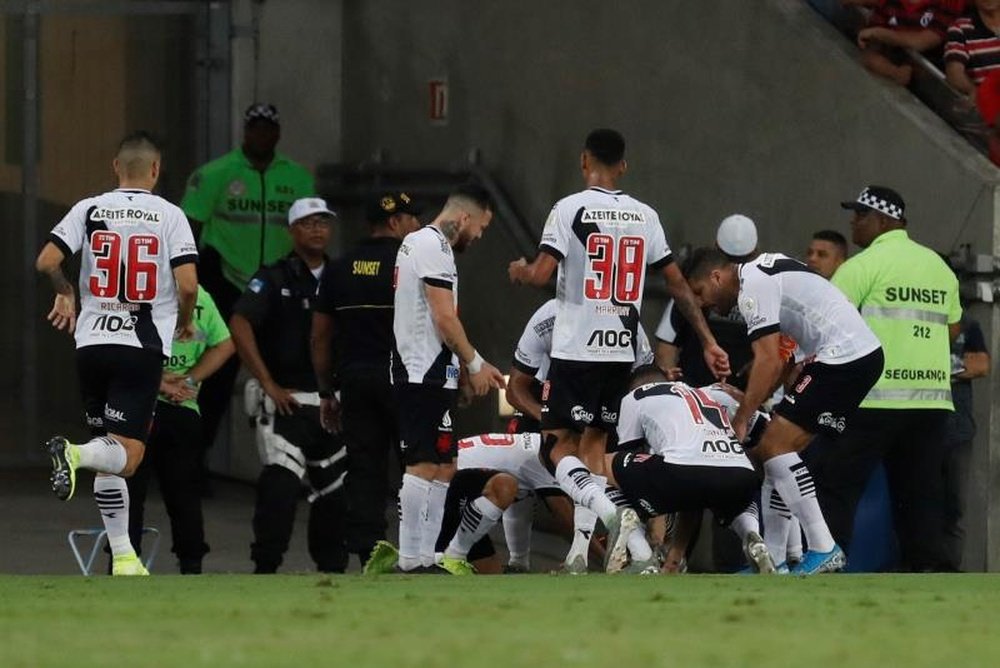 Jugadores de Vasco celebran un gol de Yago. EFE