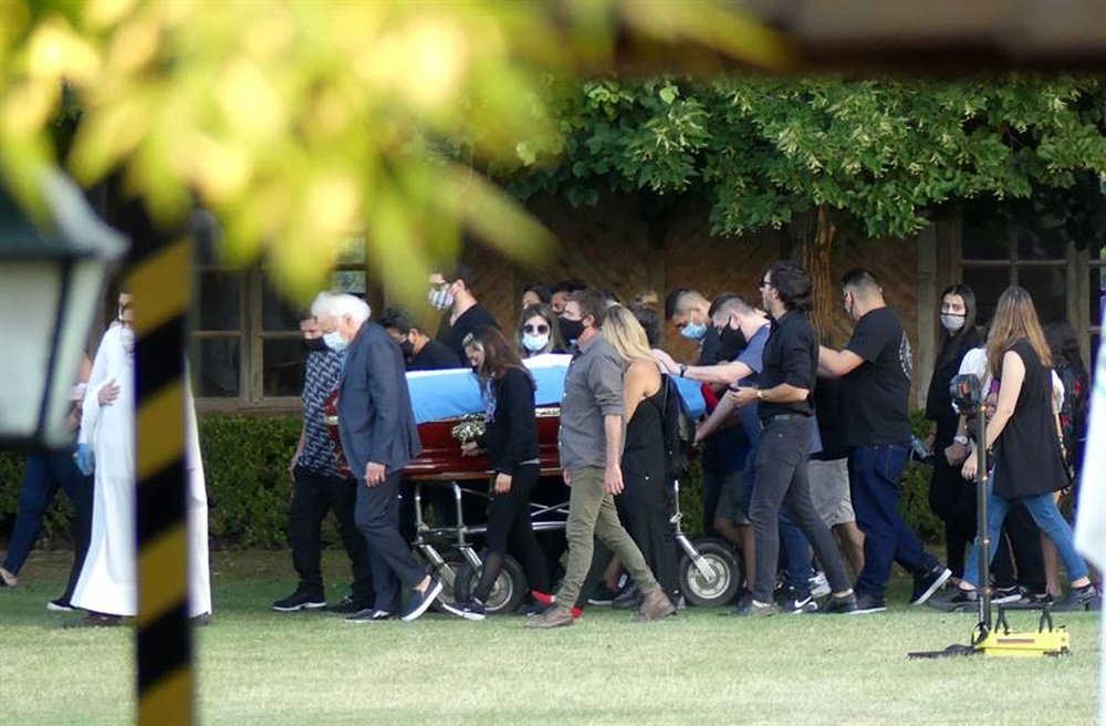 Cerca de 40 personas acudieron al funeral íntimo de Maradona. EFE