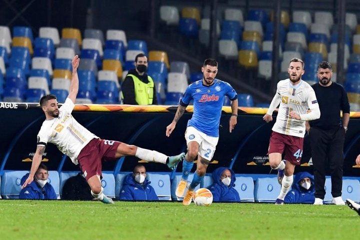 Lobotka y Politano, bajas para el choque frente al Barça