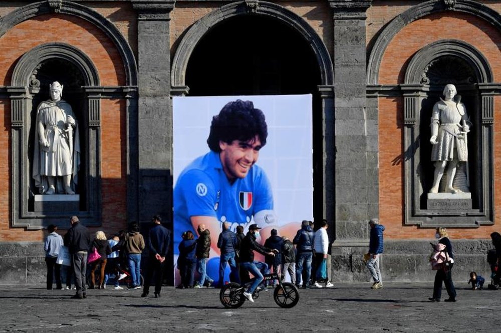 Indignación por la foto con el cuerpo de Maradona. EFE