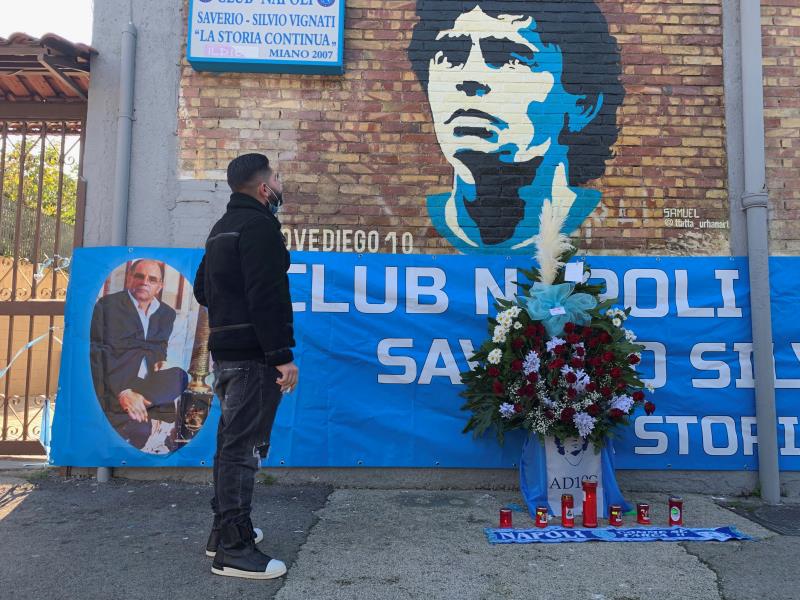 Does this viral photo actually show Pelé visiting Maradona's grave?