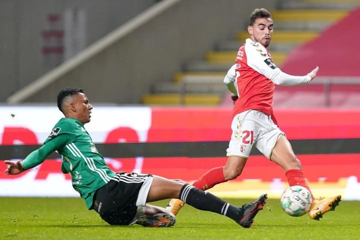 O Lyon encontra o substituto de Depay no futebol português
