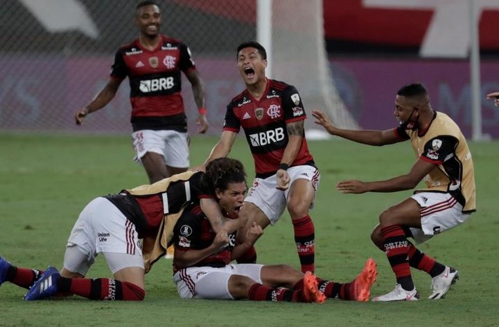 Gols no fim mantêm Flamengo na briga pelo título do Brasileirão