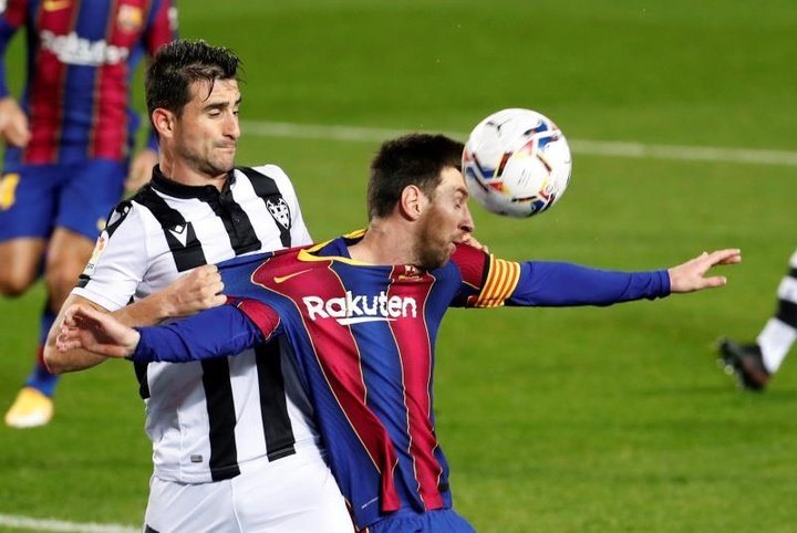 Postigo sufre un esguince y es duda para el choque ante el Barça