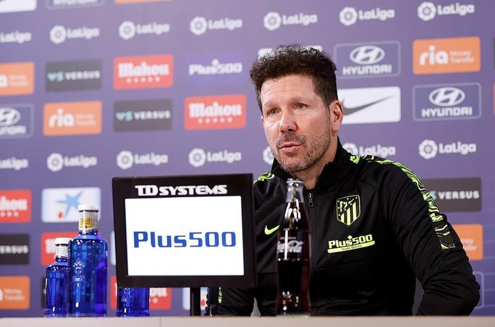 Simeone espera que el Atlético siga compitiendo por el título hasta el final. EFE