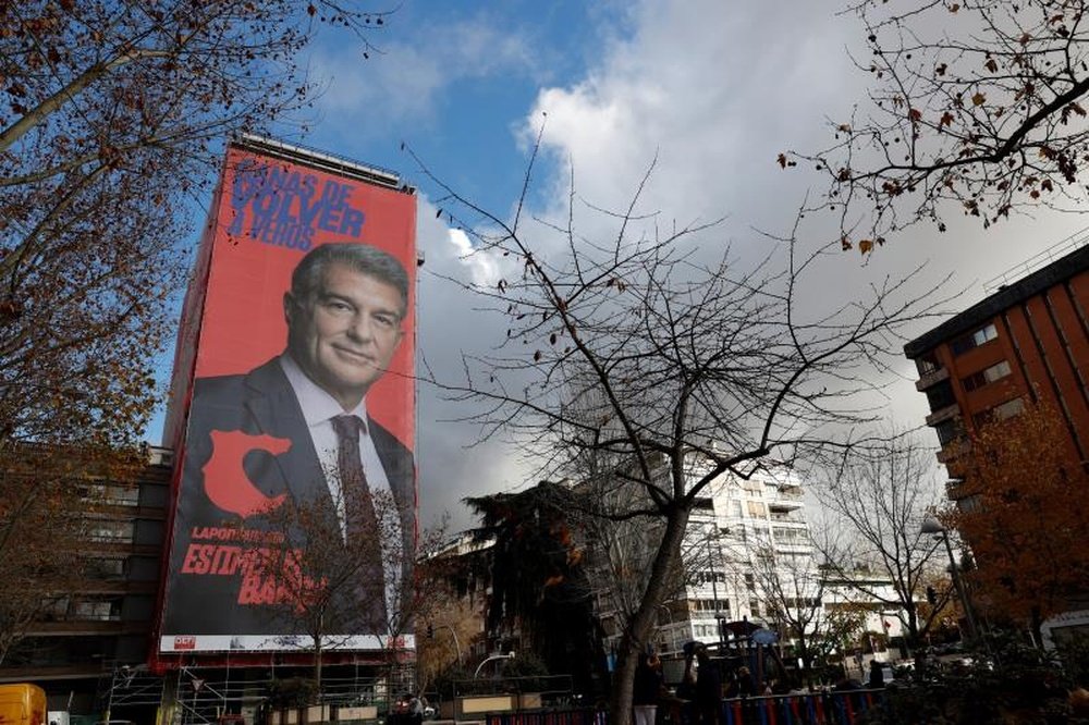 Laporta dice adiós a su pancarta cerca del Bernabéu. EFE