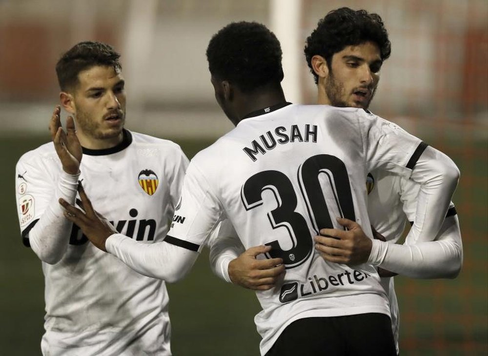 Soler y Guedes salvan del bochorno al Valencia. EFE/Andreu Dalmau
