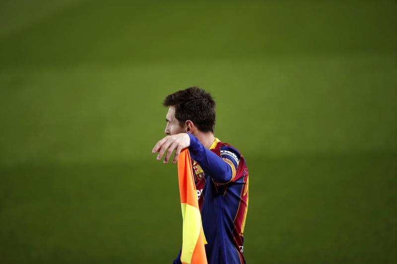 Messi, apoyado en un banderín de córner