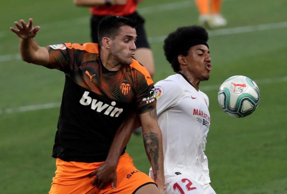Bonito duelo entre Sevilla y Valencia en los octavos de Copa. EFE