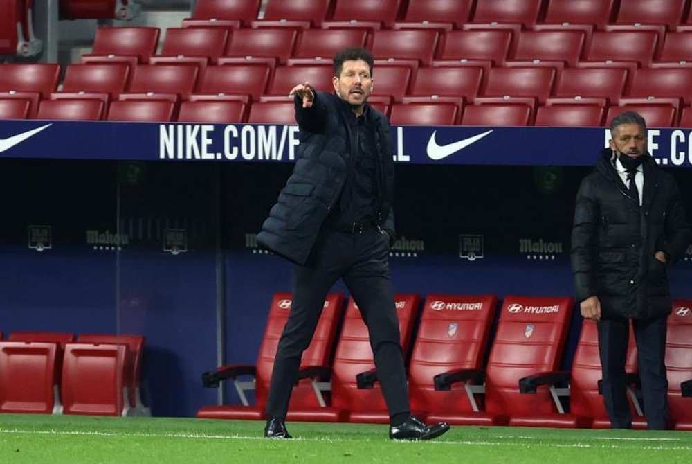 Simeone charló con los entrenador del Atleti. EFE