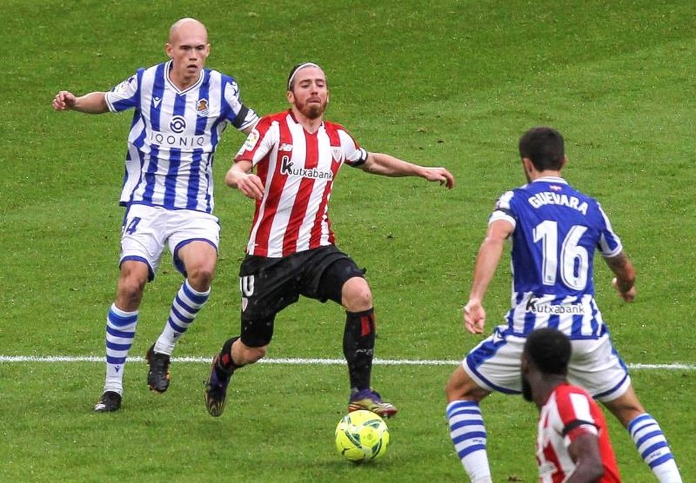 La Real dio ejemplo: aparcó la rivalidad y felicitó al Athletic. EFE