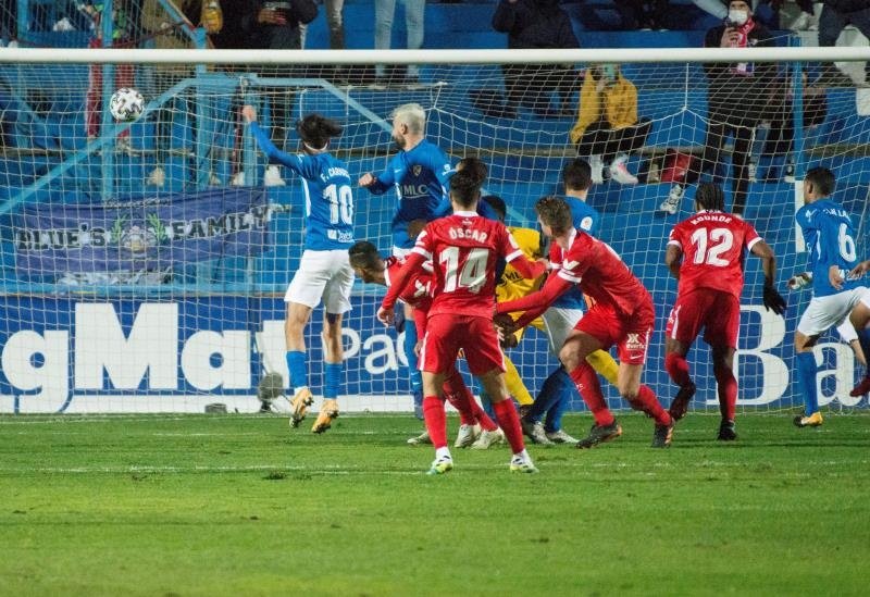 Óscar le ahorra al Sevilla un susto