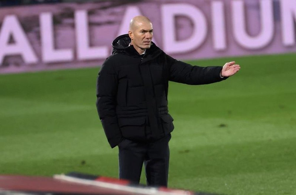 Zinedine Zidane tape du poing sur la table. afp