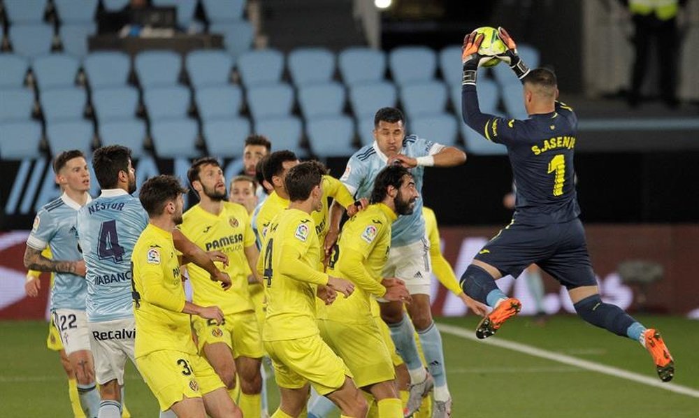 Asenjo (R) is part of Villarreal history. EFE