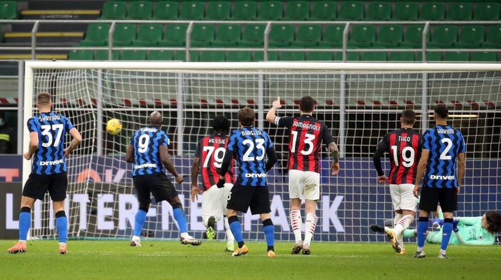 Inter vence de virada com golaço de falta de Eriksen. EFE/EPA/MATTEO BAZZI