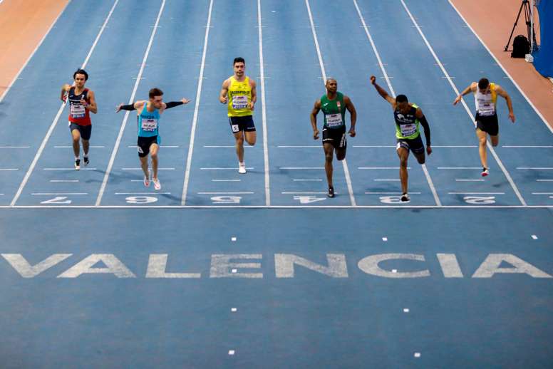 Llegada a meta de la prueba de 60 metros en el European DNA Meeting de clubes en categoría absoluta y de promoción, un formato competitivo auspiciado por European Athletics que se lleva a cabo en una competición de clubes, en el velódromo Lluís Puig. EFE/Biel Aliño