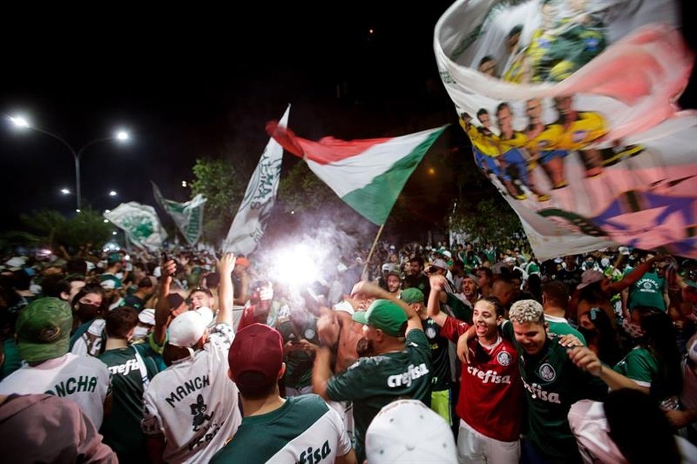 Les supporters de Palmeiras accueillent leurs joueurs. dugout