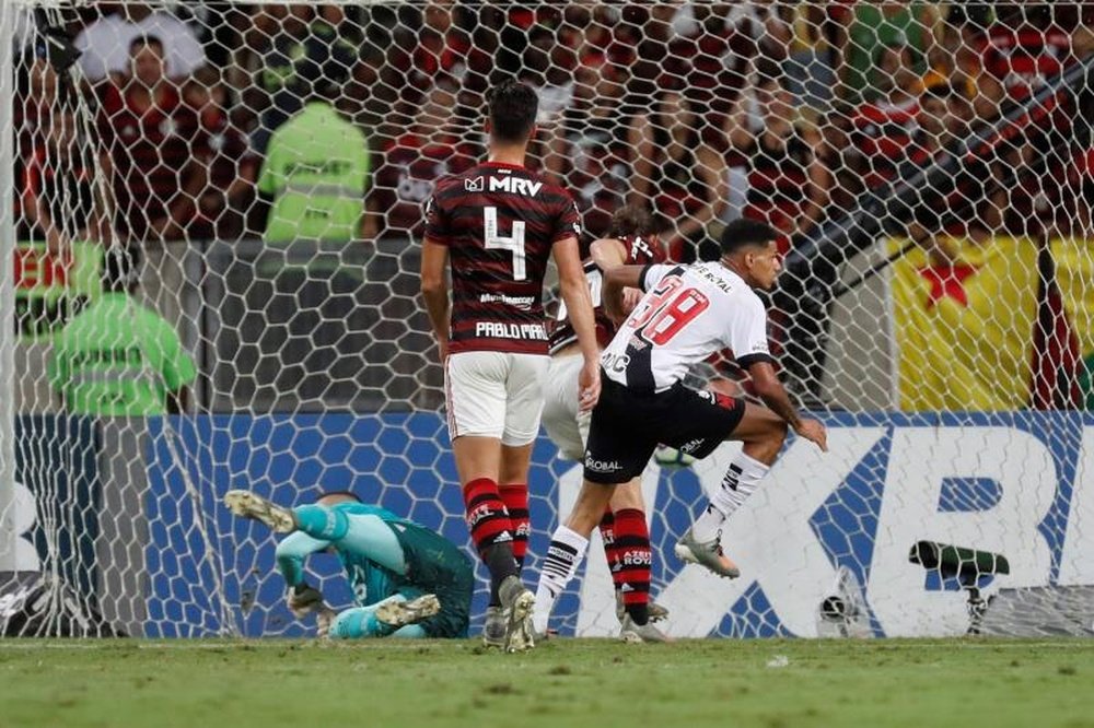 Imagen de archivo de un partido entre el Flamengo y Vasco da Gama. EFE
