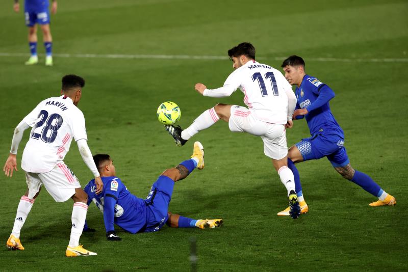 Asensio controla la pelota