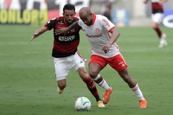 Mauricio Isla (i) de Flamengo disputa un balón con Patrick de Internacional hoy. EFE