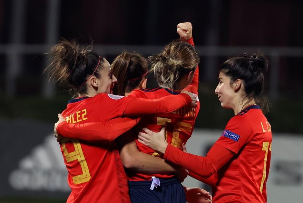Mapi León deja la concentración de España. EFe