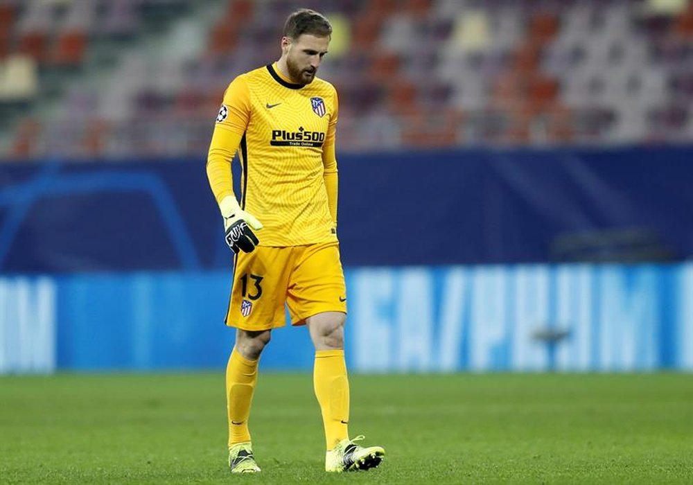 Miguel Reina, ex meta del Atlético, se rindió a los pies de Oblak. EFE