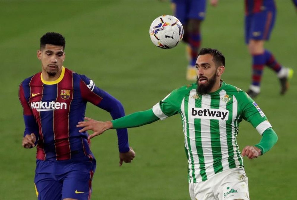 Barca will look to sign Siri like they did with Araujo (L), EFE