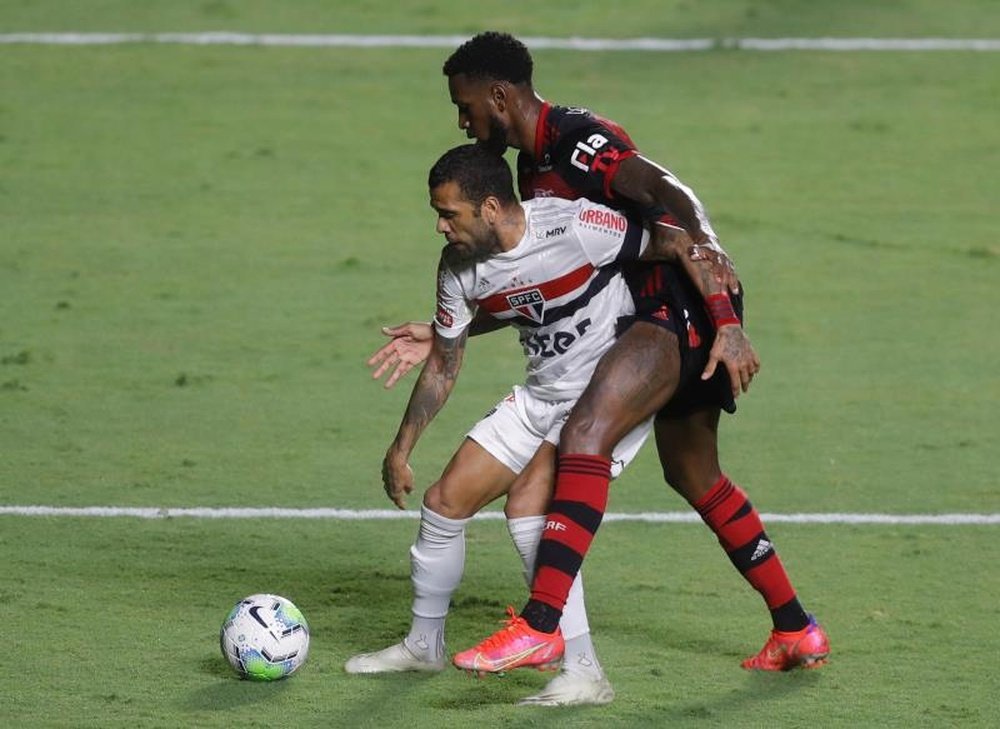 Dani Alves (i) de Sao Paulo disputa un balón con Gerson de Flamengo hoy, en un partido de la última jornada del campeonato Brasilerao Serie A entre Sao Paulo y Flamengo en el estadio Morumbi en Sao Paulo (Brasil). EFE/Fernando Bizerra