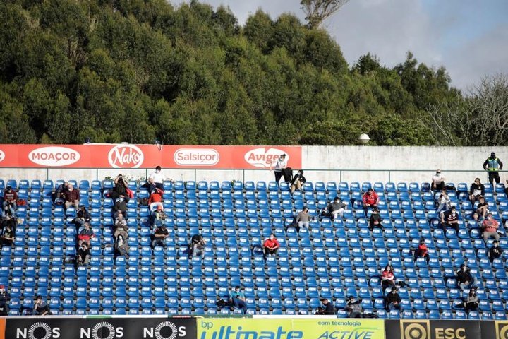 Portugueses voltam ao estádio no jogo entre Santa Clara e Paços de Ferreira