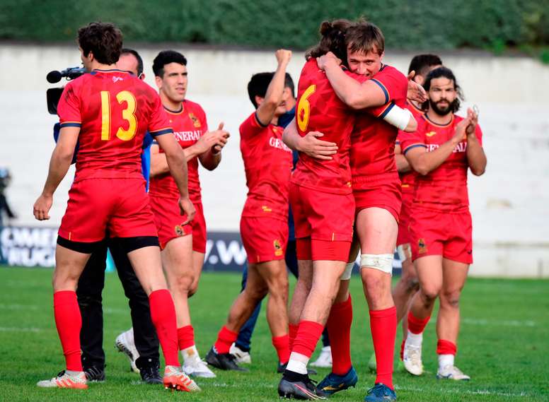 Los jugadores de España celebran su victoria en el partido ante Estados Unidos del segundo torneo de rugby7 del Madrid International Series que se disputa este domingo en el campo de Cantarranas de Madrid. EFE/ Víctor Lerena