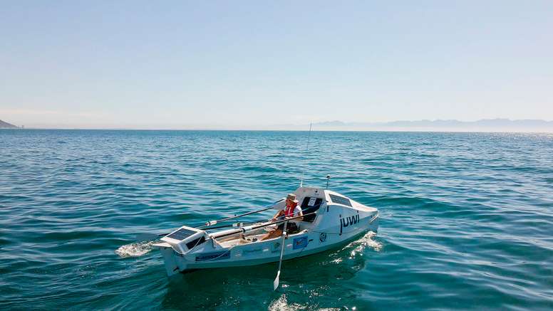 Fotografía cedida por Zirk Botha quien impuso un nuevo récord mundial al arribar este domingo a Río de Janeiro, luego de una travesía de 7.200 kilómetros a remo desde Ciudad del Cabo, que lo convirtió en el primer navegante en solitario en cruzar el Atlántico Sur en 70 días. Botha completó su aventura transatlántica sin ningún tipo de asistencia en su barco Ratel, construido por él mismo y que fue su hogar durante los más de dos meses de recorrido. EFE/ Zirk Botha
