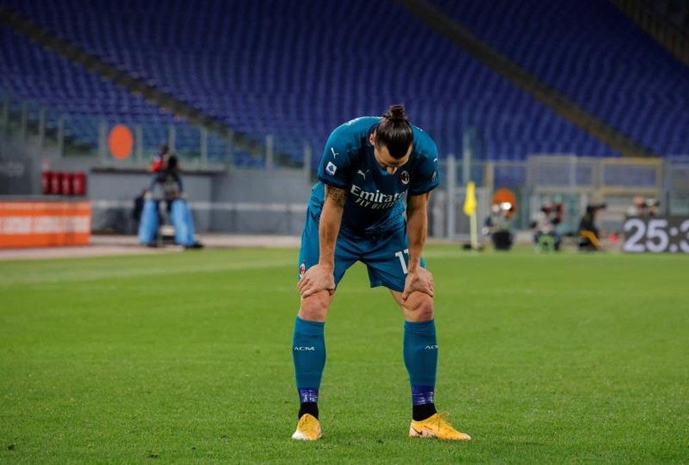 Zlatan Ibrahimovic sort sur blessure contre la Roma. EFE