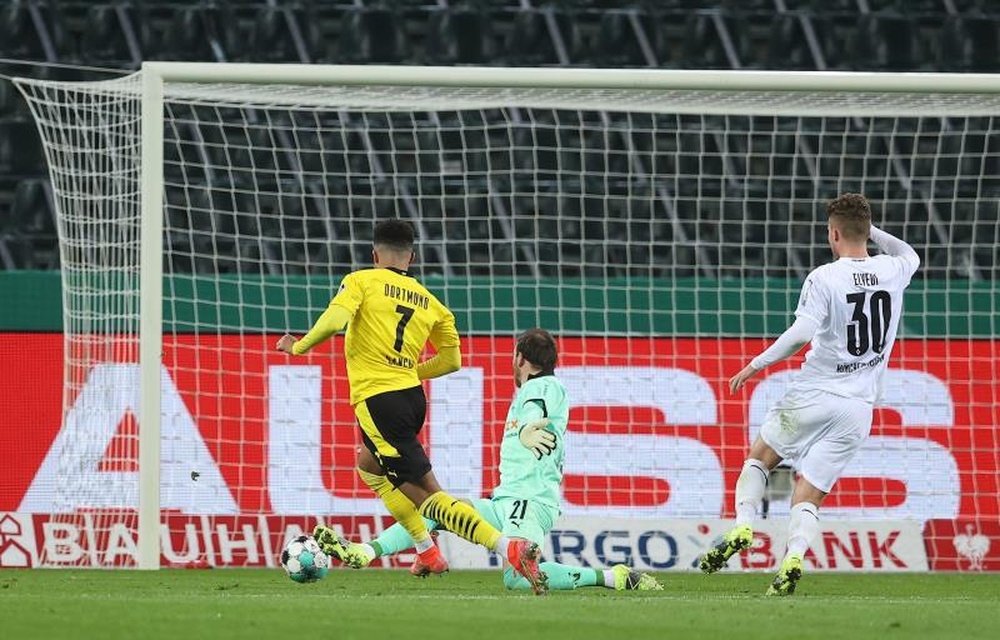 Sancho asalta Borussia Park. EFE/Lars Baron