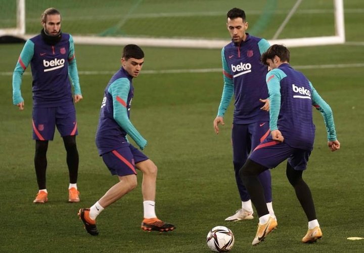Barça volta aos treinos sem lesão entre os internacionais