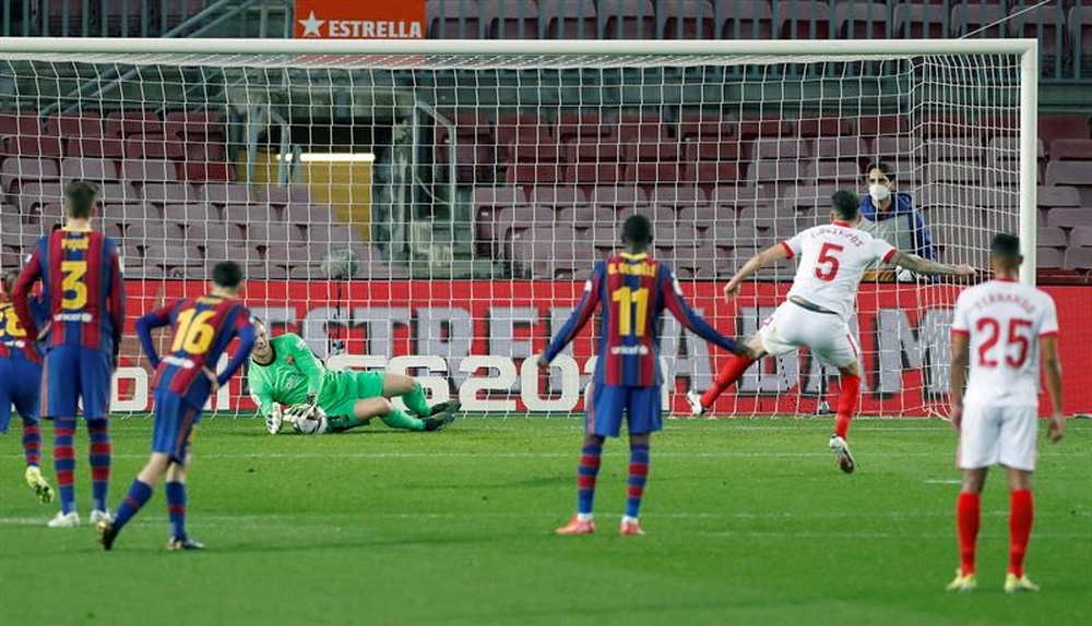 Ter Stegen qui arrête un ballon lors d'un match de la saison 2020-2021.