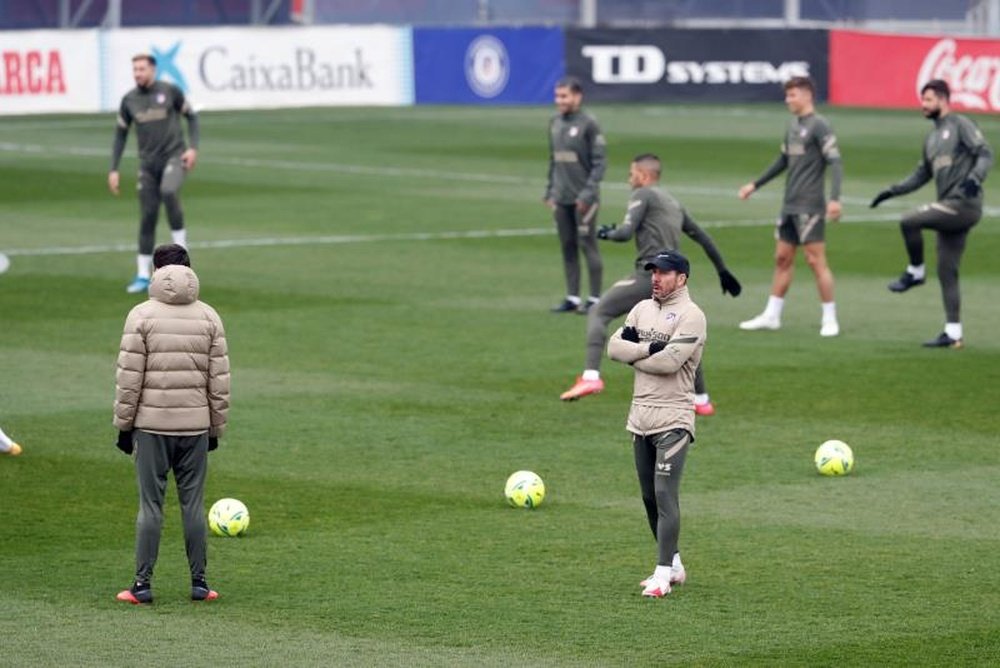 El Atleti se ejercitó tras la derrota en Sevilla. EFE/Archivo