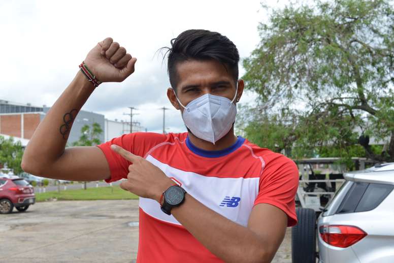 Fotografía cedida por la Secretaría Nacional de Deportes de Paraguay que muestra al maratonista Derlys Ayala mientras posa para fotos hoy, en Asunción (Paraguay). EFE/ Secretaría Nacional Deportes Paraguay